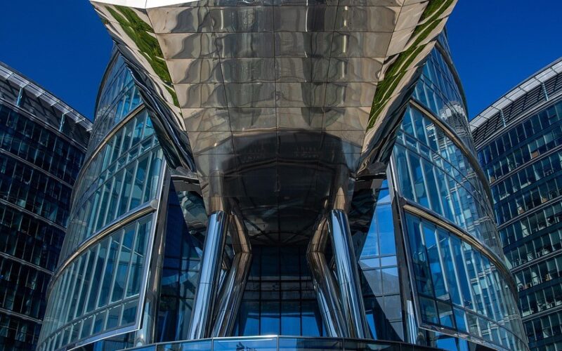 Nowoczesne biuro z technologią smart office zwiększające produktywność pracowników